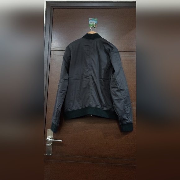 Abercrombie & Fitch - Picture 9 of 9